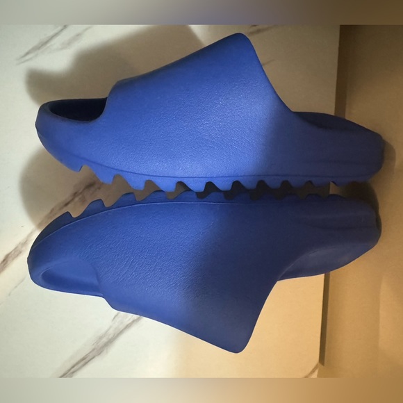 Yeezy slides. Worn 1 time for less than 4 hours. - Picture 4 of 5